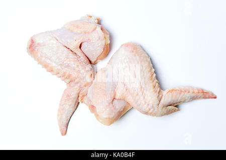 Rohe Hühnerflügel auf weißem Hintergrund Stockfoto