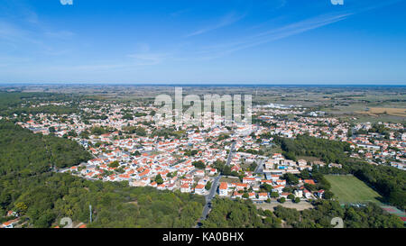 Ein Luftbild von Notre Dame de Monts Stadtzentrum in Vendee, Frankreich Stockfoto