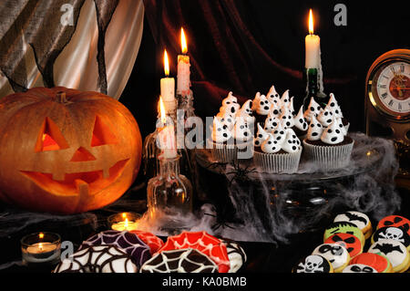 Chocolate muffin Meringues mit baisers auf dem Tisch zu Ehren von Halloween Stockfoto