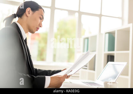 Asiatische Manager konzentriert sich auf Arbeit Stockfoto