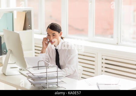 Asiatische White Collar Worker mit Smartphone Stockfoto
