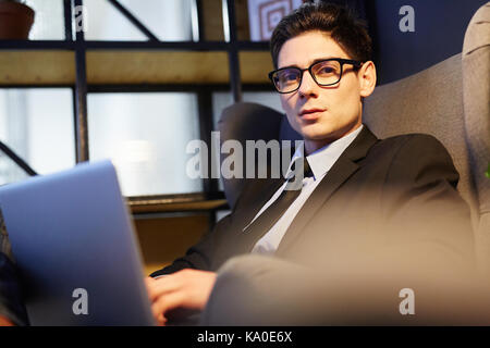Portrait von hübscher junger Unternehmer Stockfoto
