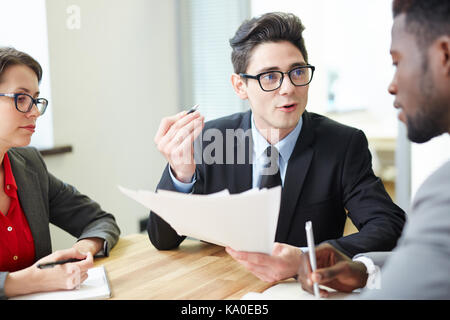 Austausch von kreativen Ideen mit Kollegen Stockfoto