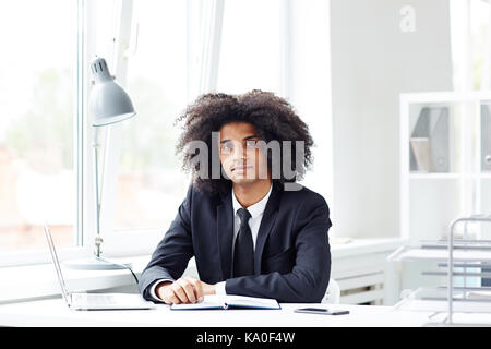Porträt der Jungen gemischten Rennen Geschäftsmann Stockfoto