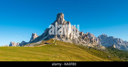 Giau, Passo di Giau, an der Rückseite Gipfel von La Gosela Nuvolau und Averau, auf der rechten Tofana, Dolomiten, Südtirol Stockfoto