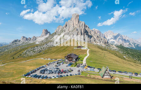 Parkplatz mit Gästehaus, Passo di Giau, Giau, an der Rückseite Gipfel von La Gosela Nuvolau und Averau, auf der rechten Tofana. Stockfoto