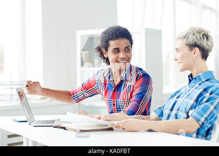 Kreative Innenarchitekten arbeiten zusammen Stockfoto