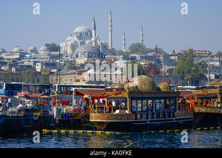 Istanbul, Türkei - 18 September, 2017: Blick auf den alten Teil von Istanbul durch das Goldene Horn fotografiert, mit der berühmten Süleymaniye Camii (Moschee Stockfoto