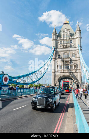 London Taxi kreuzt die Tower Bridge, London, England, Vereinigtes Königreich Stockfoto