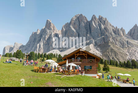 Gschnagenhardt Alm im Villnößtal unterhalb der Geisler, hinter der Geisler Gruppe, Sass Rigais, Dolomiten, Südtirol Stockfoto