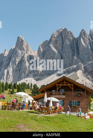 Gschnagenhardt Alm im Villnößtal unterhalb der Geisler-Gipfel, Geisler-Gruppe dahinter, Sass Rigais, Dolomiten, Südtirol, Italien Stockfoto