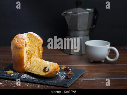 Italienisches Gebäck auf einem Stein platter ein Zucker Stockfoto