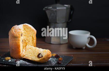 Italienisches Gebäck auf einem Stein platter ein Zucker Stockfoto