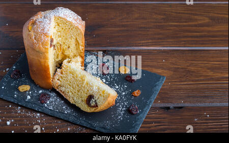 Italienisches Gebäck auf einem Stein platter eine Zucker- und getrocknete Früchte Stockfoto