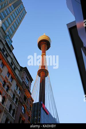 Blick auf das Wahrzeichen von Sydney Tower (Sydney Tower Auge oder Westfield Centrepoint), ein hoher Aussichtsturm befindet sich im Central Business District (CBD) Stockfoto