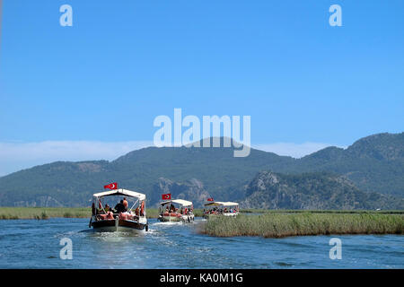 Ausflugsboote auf Dalyan River, Türkei Stockfoto