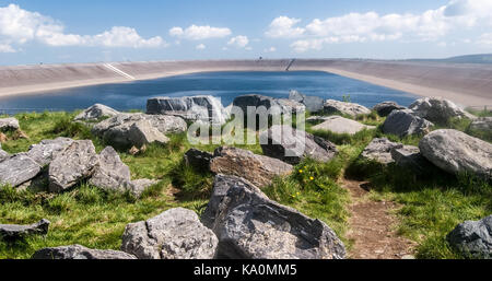 Erhöhte Reservoir von dlouhe strane Wasserkraftwerk auf dlouhe strane Hügel in Gesenke oben Kouty nad Desnou in der Tschechischen Republik während Mor Stockfoto