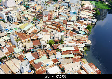 Bunte slum Häuser in Ho Chi Minh City (Ansicht von oben), Vietnam. Ho Chi Minh City (Saigon) ist die größte Stadt und das wirtschaftliche Zentrum in Vietnam. Stockfoto