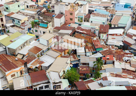 Bunte slum Häuser in Ho Chi Minh City (Ansicht von oben), Vietnam. Ho Chi Minh City (Saigon) ist die größte Stadt und das wirtschaftliche Zentrum in Vietnam. Stockfoto