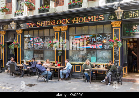 LONDON, ENGLAND - Juni 09, 2017: Typisches Londoner Pub mit Gästen an Tischen vor der Kneipe sitzen Stockfoto