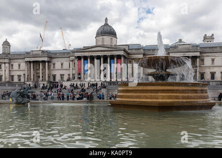 LONDON, ENGLAND - Juni 09, 2017: Trafalgar Square mit Touristen und an der National Gallery in London anzeigen Stockfoto