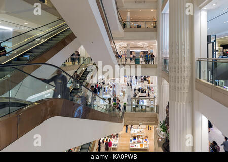 LONDON, ENGLAND - Juni 09, 2017: Treppenhaus mit Einkaufen Leute im berühmten Kaufhaus Selfridges in London Stockfoto