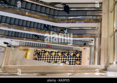 LONDON, ENGLAND - Juni 09, 2017: Treppenhaus mit Einkaufen Leute im berühmten Kaufhaus Selfridges in London Stockfoto