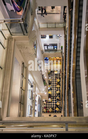 LONDON, ENGLAND - Juni 09, 2017: Treppenhaus mit Einkaufen Leute im berühmten Kaufhaus Selfridges in London Stockfoto