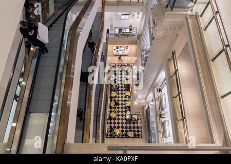 LONDON, ENGLAND - Juni 09, 2017: Treppenhaus mit Einkaufen Leute im berühmten Kaufhaus Selfridges in London Stockfoto