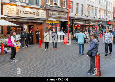 LONDON, ENGLAND - Juni 09, 2017: Touristen, die in Londons Chinatown mit chinesischen Restaurants und Geschäften Stockfoto