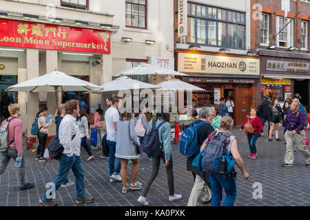 LONDON, ENGLAND - Juni 09, 2017: Touristen, die in Londons Chinatown mit chinesischen Restaurants und Geschäften Stockfoto