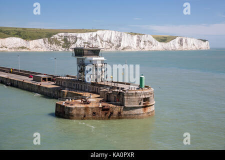 Blick auf den Hafen von Dover mit Pier und weißen Klippen Stockfoto