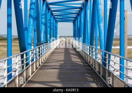 Fußgängerbrücke über Toll Booth in der Nähe von Pont de Normandie in Frankreich Stockfoto