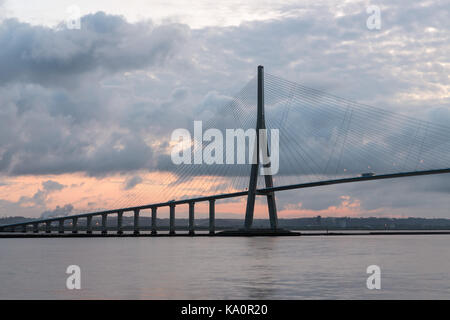 Sonnenaufgang Blick in Pont de Normandie, Brücke über den Fluss Seine zwischen Le Havre und Honfleur in Frankreich Stockfoto