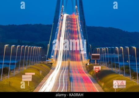 Leichte Spuren von Autos in Pont de Normandie. Lange Belichtung Foto bei Nacht Stockfoto