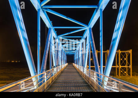 Night Shot Fußgängerbrücke über Toll Booth in der Nähe von Pont de Normandie in Frankreich Stockfoto