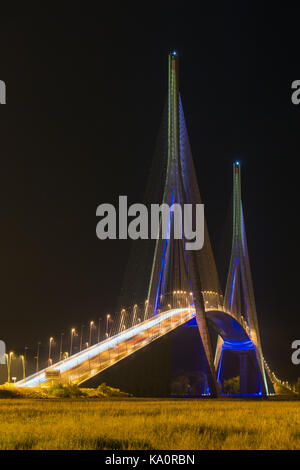 Beleuchtete Pont de Normandie in der Nacht. Brücke über den Fluss Seine in Frankreich Stockfoto