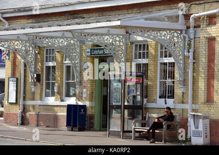 Caterham Bahnhof Haupteingang, Surrey, Großbritannien. Stockfoto