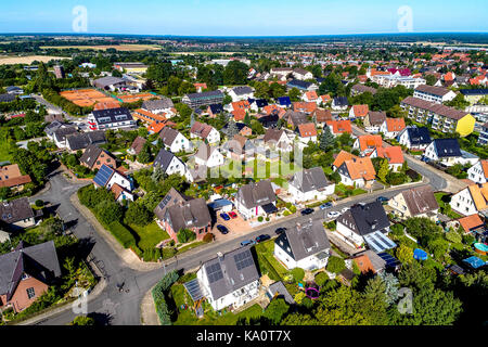 Deutsche Vorort, Luftaufnahme mit der Drohne, Einfamilienhäuser um grauen Straßen, kleine Gärten mit Rasen, auf dem Dach Stockfoto