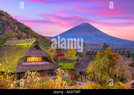 Mt. Fuji, Japan und historische Dorf während der Herbst in der Dämmerung. Stockfoto