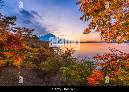 Lake Yamanaka, Yamanashi, Japan mit Mt. Fuji im Herbst Saison. Stockfoto