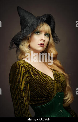 Junge Frau in einem Hexen Hut für Halloween gekleidet Stockfoto