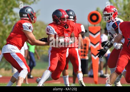 Quarterback aus der Übergabe Kugel ein, zurück laufen als die Mitte hinter seiner Offensive Line durchgeführt. USA. Stockfoto