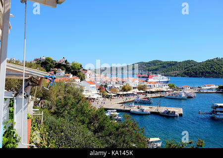 Skiathos, Griechenland. September 13, 2017. Der alte Hafen mit den Inseln Fähre im Hafen von einem cliffside Taverne in Skiathos Stadt auf der Insel Sk genommen Stockfoto