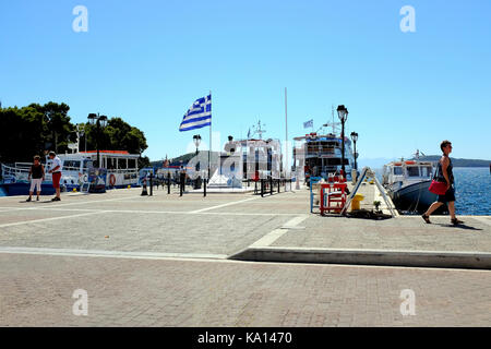 Skiathos, Griechenland. September 13, 2017. Wassertaxi und Kreuzfahrtschiffe vertäut an der Pier am Alten Hafen in Skiathos Stadt auf der Insel Skiathos in Gre Stockfoto