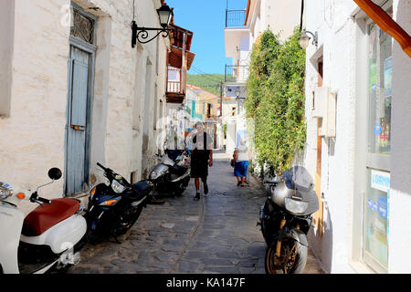 Skiathos, Griechenland. September 13, 2017. Eine typische Seitenstraße mit Scooter und Motorrad parken in Skiathos Stadt auf der Insel Skiathos in Griechenland Stockfoto