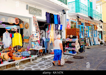 Skiathos, Griechenland. September 13, 2017. Eine ältere Dame browzing die Geschäfte auf der Rückseite Straßen von Skiathos Stadt auf der Insel Skiathos in Griechenland. Stockfoto