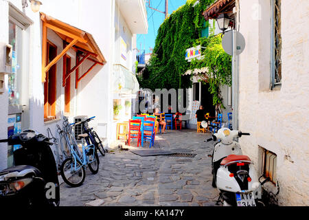 Skiathos, Griechenland. September 13, 2017. Eine Taverne kein Name mit farbigen Stühle und Tische in einer Seitenstraße in Skiathos Stadt auf der Insel von Skia genannt Stockfoto