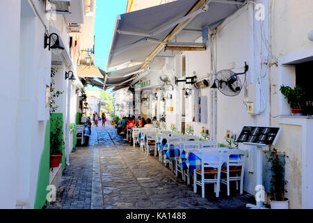 Skiathos, Griechenland. September 13, 2017. Tavernen und Restaurants auf der Rückseite Straßen von Skiathos Stadt auf der Insel Skiathos in Griechenland. Stockfoto