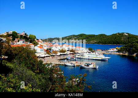 Skiathos, Griechenland. September 13, 2017. Der alte Hafen der Stadt und Das Bourtzi auf der rechten Seite und die pounta im Hintergrund in Skiathos Stadt auf der Insel S Stockfoto